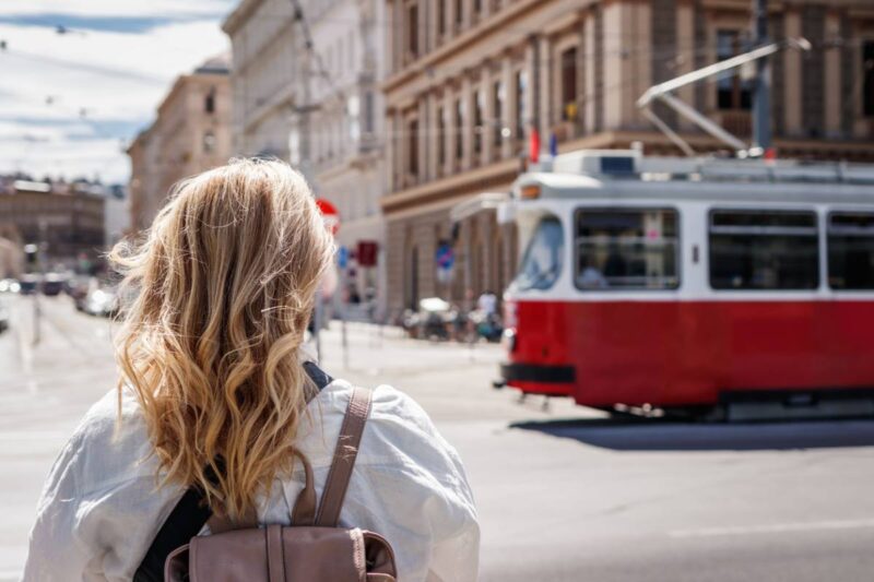 femme de dos tramway ville
