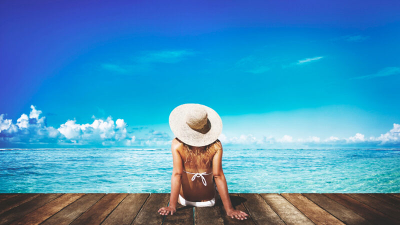 femme chapeau bord de mer