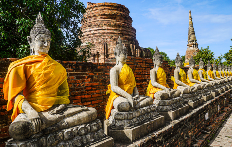 Temple bouddhiste traditionnel en Thaïlande au coucher du soleil