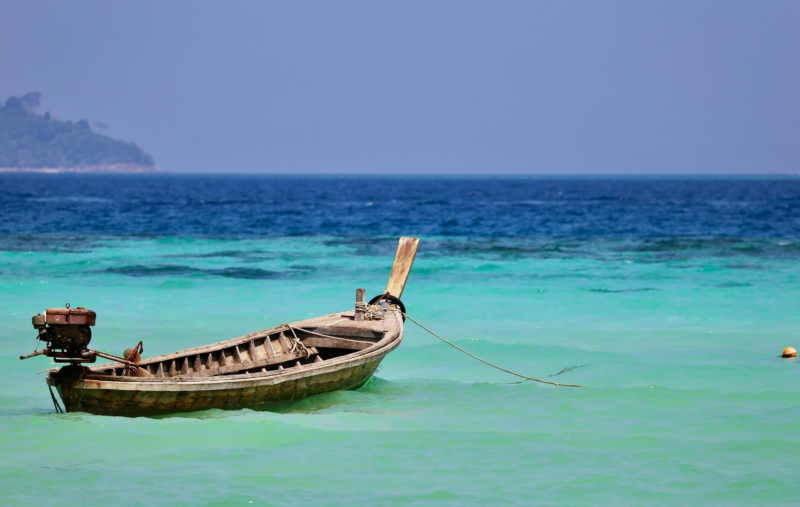 Plage isolée aux eaux turquoise dans le sud de la Thaïlande