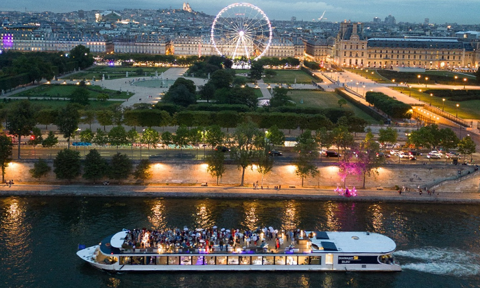 Paris autrement : dîner à bord d'une croisière et admirer la ville illuminée