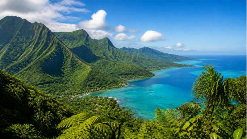Montagnes luxuriantes et lagon : les deux visages de Tahiti.