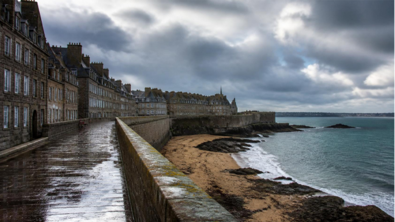 Remparts de Saint-Malo sous un ciel nuageux après une averse