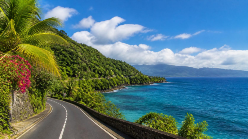 Route côtière en Guadeloupe avec vue sur la mer et la végétation tropicale